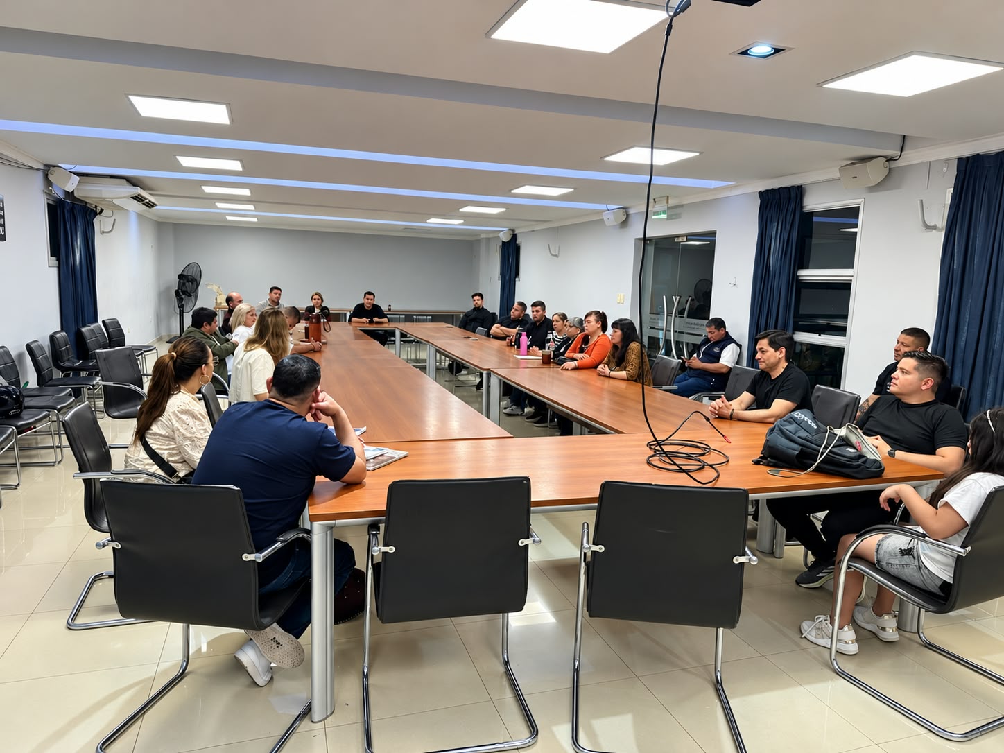 Integrantes de la Secretaría reunidos alrededor de la mesa de trabajo
